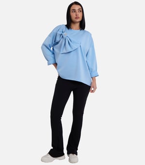 Blaues Pullover-Top mit kontrastierender Schleife in Übergröße