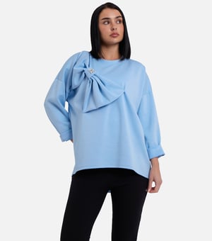 Blaues Pullover-Top mit kontrastierender Schleife in Übergröße
