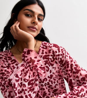 Rosa Chiffon-Bluse mit Tiermuster und Rüschen