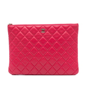 Gebrauchte mittlere gequiltete Lammfell O Case Clutch