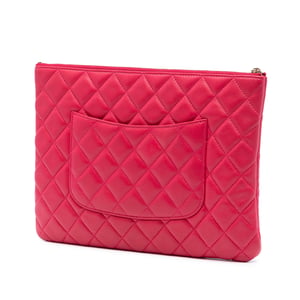 Gebrauchte mittlere gequiltete Lammfell O Case Clutch