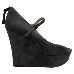 Miu Miu Mary Jane Peep-Toe Keilpumps aus grauem Wildleder