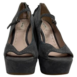 Miu Miu Mary Jane Peep-Toe Keilpumps aus grauem Wildleder