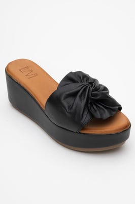 Syndra Bow Keilabsatz Leder Sandale