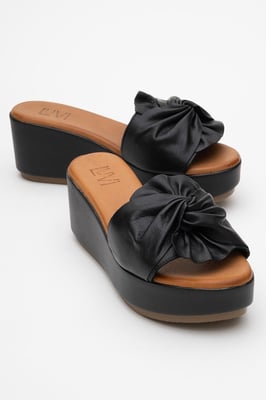 Syndra Bow Keilabsatz Leder Sandale