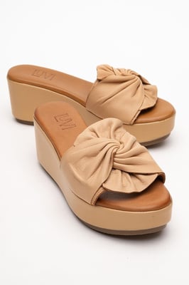 Syndra Bow Keilabsatz Leder Sandale