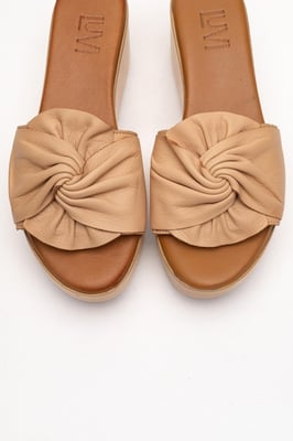 Syndra Bow Keilabsatz Leder Sandale