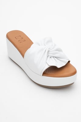 Syndra Bow Keilabsatz Leder Sandale