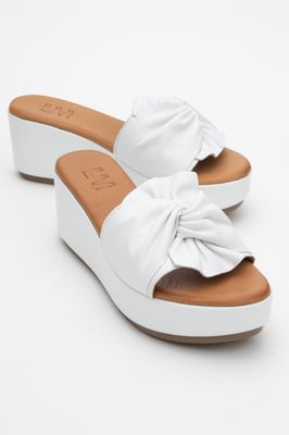 Syndra Bow Keilabsatz Leder Sandale