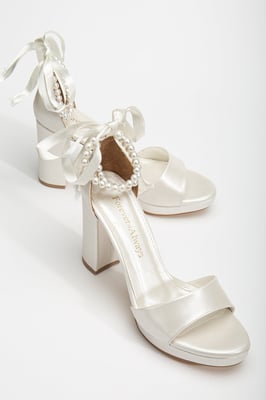 Renee Plateau Sandalen with Pearls