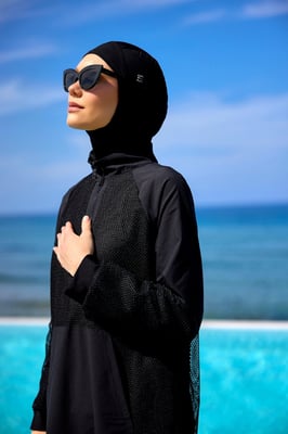 Schwarzer Burkini mit vollflächiger Badebekleidung und Tülldetail