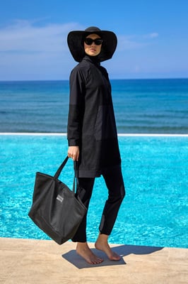 Schwarzer Burkini mit vollflächiger Badebekleidung und Tülldetail