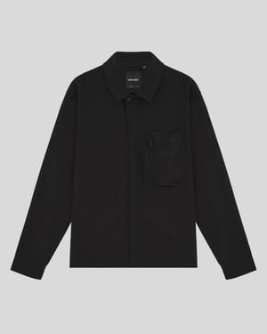 Leichte Utility-Taschen-Übershirt