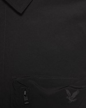 Leichte Utility-Taschen-Übershirt
