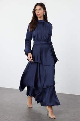 Dunkelblaues, einfarbiges, langes, elegantes, regulär geschnittenes, modisches Abendkleid für Damen – dezent und stilvoll