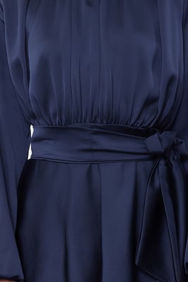 Dunkelblaues, einfarbiges, langes, elegantes, regulär geschnittenes, modisches Abendkleid für Damen – dezent und stilvoll