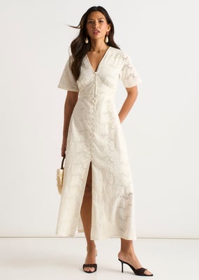 Weißes Midi-Kleid aus Spitze mit Knopfleiste