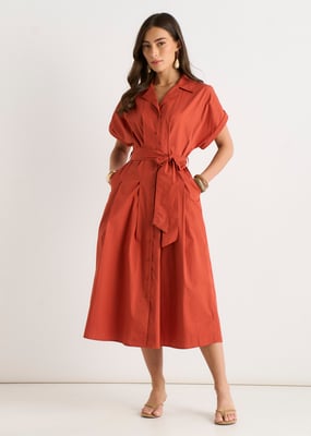 Hemdkleid aus Baumwolle in Rostrot mit Knopfleiste und Gürtel