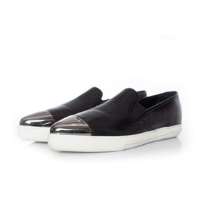 Miu Miu, Slip-on-Sneaker aus schwarzem Leder