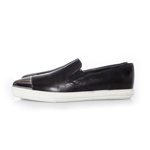 Miu Miu, Slip-on-Sneaker aus schwarzem Leder