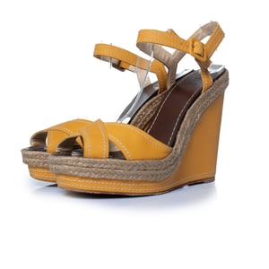 Christian Louboutin, ockerfarbene Keilsandalen aus Leder