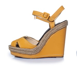 Christian Louboutin, ockerfarbene Keilsandalen aus Leder