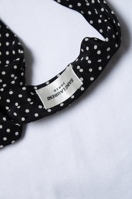 Saint Laurent, schmaler schwarzer Seidenschal mit Punkten