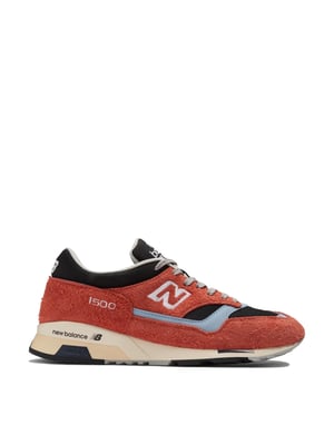 1500 Stück in Großbritannien hergestellte orangefarbene Sneaker