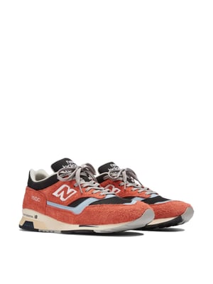 1500 Stück in Großbritannien hergestellte orangefarbene Sneaker