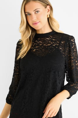 Schwarze, locker sitzende Jersey-Bluse mit hohem Kragen und Spitzenverzierung