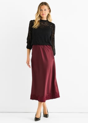 Schwarze, locker sitzende Jersey-Bluse mit hohem Kragen und Spitzenverzierung