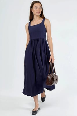 Schwingendes Midi-Kleid mit quadratischem Kragen