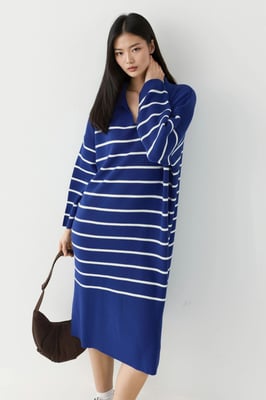 Gestreiftes V-Ausschnitt Midi-Strickkleid mit Schlitz in lockerer Passform