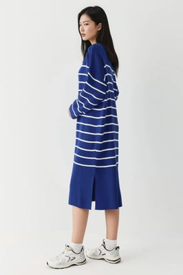 Gestreiftes V-Ausschnitt Midi-Strickkleid mit Schlitz in lockerer Passform
