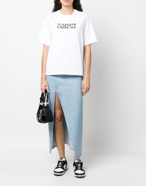 T-Shirt mit Blumenmuster und klassischem Logo