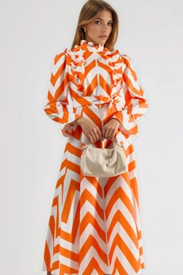 Geometrisches Rüschmaxikleid mit halbem Rollkragen