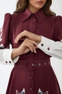 Bedrucktes Maxi-Kleid mit langen Ärmeln und Gürtel