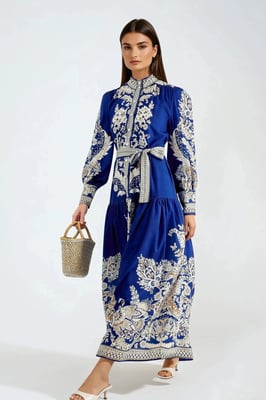 Maxi-Kleid mit Mao-Kragen und Gürtel