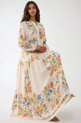 Gedrucktes V-Ausschnitt-Maxikleid mit Knopfdetail