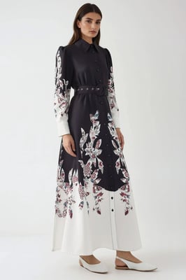 Bedrucktes Maxikleid mit langen Ärmeln und Gürtel