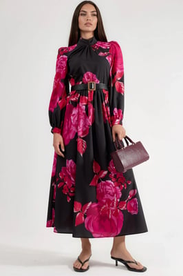 Blumiges Maxikleid mit Gürtel und halbem Rollkragen