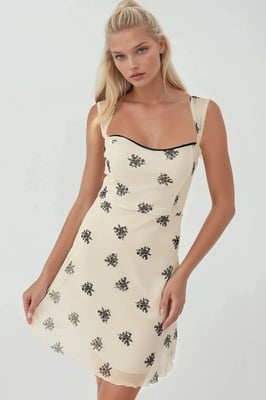 Punkteärmeloses Mini-Tüllkleid mit quadratischem Ausschnitt