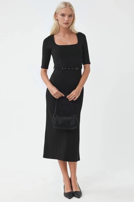 Gürtel-Midikleid mit quadratischem Kragen