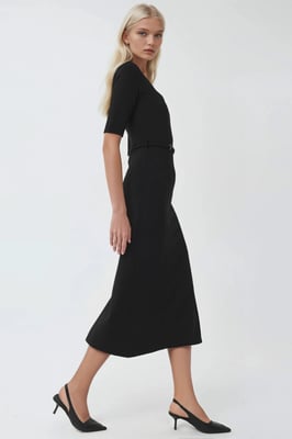Gürtel-Midikleid mit quadratischem Kragen