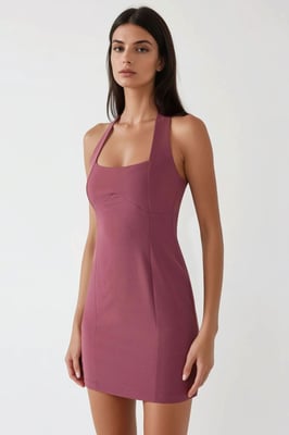 Tailliertes Minikleid mit quadratischem Kragen