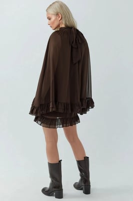 Elegantes Rollkragen-Minikleid mit Rüschendetail