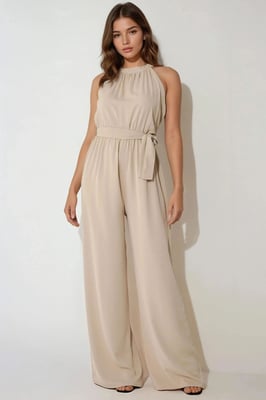 Weit geschnittener Jumpsuit mit Halterneck