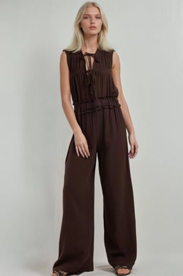 Texturiertes Jumpsuit mit weitem Bein und Rundhalsausschnitt