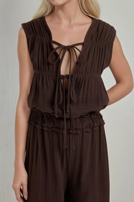 Texturiertes Jumpsuit mit weitem Bein und Rundhalsausschnitt