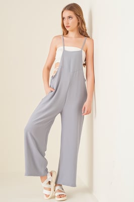 Bequemer weit geschnittener Jumpsuit mit quadratischem Kragen
